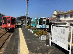 １７＜金指駅＞
金指駅で５分ほど停車。駅には『piazza』というピザの店がある。「石窯焼きピザローマ風」を食べたかったが、時間がなく、泣く泣くパス。