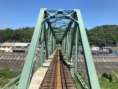 ３５＜天竜川橋梁＞
ガタン、ゴトン、ガタン、ゴトン。列車は長い鉄橋を渡り始める。この橋は、半分が写真のようなトラス橋で半分が桁橋（平らな橋）という変わった構造。どうしてそうなった？