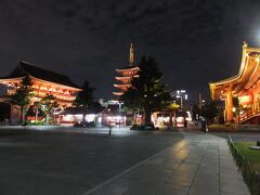 そしてその先は浅草寺の広い境内。
ライトアップされたこの光景。
違和感は、その静けさ。
今がどんな時代かが改めて思い出されます。