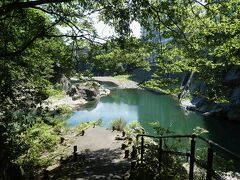 足湯の横に河岸に降りる遊歩道があります。
が、一番下までは降りられずここで通行止め。
川畔の展望台は柵がなくなってます。台風とかで流されたのかなあ？
