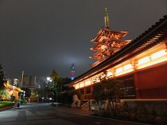 浅草寺をちょっとお参りしていきます。
あ、スカイツリーの上の方は雲の中だわ。