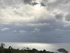 玉取崎展望台に到着したが、太陽は雲のオブラートに包まれた状況。
それでも雨が降らないだけ運がいいのかもしれません。