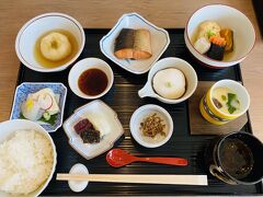 ミュージアム棟の中にある日本料理 一扇で朝食をいただきます。
時間は指定されていなくて、7:30～9:30の間の好きな時間に行けば良いです。

豪華な和朝食♪
朝からお刺身、茶碗蒸しや胡麻豆腐、蓮根饅頭まであって美味しかったです。