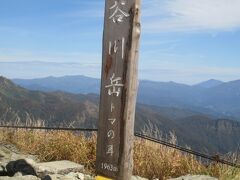 そして、肩ノ小屋から、わりと間もなく谷川岳山頂に到着。
山頂での写真撮りは順番待ちです。でも、お互いに、「お願いします」「撮りますよ」のやり取りは、思いやりの心が見えて、とても心地よい空間です。
景色だけでも大満足なのに、この人と人との穏やかなコミュニケーションは、さらに幸福感を与えてくれます。