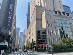 東京・新橋『Dai-ichi Hotel Tokyo』
『Sotetsu Fresa Inn Shinbashi Hibiyaguchi』

写真右側の建物が『第一ホテル東京』で、写真左側の建物が
『相鉄フレッサイン 新橋日比谷口』です。

『第一ホテル東京』の後ろに見える地上27階建ての新しいビル
『アーバンネット内幸町ビル』に、今回宿泊するホテル
『ザ ブラッサム 日比谷』があります。
数回利用しているので、夏（2021年8月）に撮った写真と
冬（2021年11月）に撮った写真が混ざっています。

このひとつ前のブログはこちら↓

<2021年銀座のXmasイルミ☆彡「エルメス」でお買い物♪
ハワイの【焼肉 冷麺 ユッチャン。】銀座店★フレンチレストラン
【ラルジャン】のルーフトップバーでアペロ♪中国四川料理
【銀座 桃花源】和カフェ【中村藤吉本店】銀座店の抹茶パフェ>

https://4travel.jp/travelogue/11724879