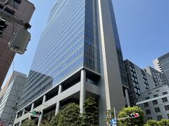 東京・新橋『THE BLOSSOM HIBIYA』

2019年8月20日にオープンしたホテル『ザ ブラッサム 日比谷』の
外観の写真。

ここからだと全体を写真に収めるのが大変。
『ザ ブラッサム 日比谷』（計255室）は、地上27階建ての
オフィスビル『アーバンネット内幸町ビル』の高層階（18～27階）に
位置します。

九州旅客鉄道株式会社及びJR九州ホテルズ株式会社は、
この度、新ホテルブランド「THE BLOSSOM」を創設し、
その第1号となるホテル「THE BLOSSOM HIBIYA」を
2019年8月20日に開業しました。
新ブランドの「THE BLOSSOM」は当社宿泊主体型ホテルの
最上位ブランドとして位置づけ、日本、地域の歴史・文化などを
ホテルのデザインに反映させるとともに、ここにしかないおもてなし
で国内外のお客さまをお迎えし、地域の方々にも愛される
ホテルブランドを目指します。

＜アクセス＞
新橋駅（ＪＲ線・東京メトロ銀座線・都営地下鉄浅草線）より徒歩3分
内幸町駅（都営地下鉄三田線）より徒歩2分