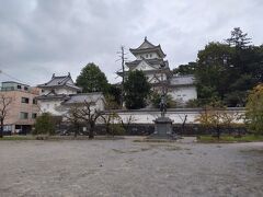 名水大手いこ井の泉緑地の次は大垣城に行きました。大垣城は美濃守護・土岐一族の宮川吉左衛門尉安定により、天文4年(1535)に創建されたと言われています。（大垣市参照）全国的にも珍しい4層の天守を持ち、「城下町・大垣」のシンボルとして市民に親しまれています。大垣城には、七つの門（大手門、南口門、柳口門、竹橋口門、清水口門、辰の口門、小橋口門）があり、「七口之門」（ななくちのもん）と呼ばれていました。（大垣観光協会参照）