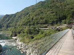 自転車を置いて赤川橋を渡ってみる。

一人で渡るにはそれほど揺れもなく、高所恐怖症でなければ恐いというような橋ではない。