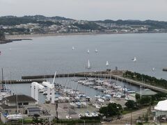 江ノ島内には駐車場が何箇所か整備されていて、かなりの車が駐車できる。
午前中であったことも幸いして駐車場は空いていた。