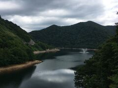 かわうち湖は「道の駅　かわうち」に隣接するダム湖。なんですが、道の駅から木々に阻まれて眺望は今ひとつ。交通量がほとんどないので、車道を少し戻って橋の上から「ダム湖百選」に選ばれたという絶景をパチリ