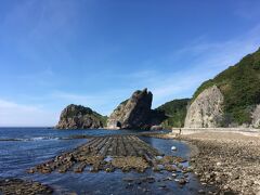 仏ヶ浦から海峡ラインを進みます。二つの巨大な岩塊が見えてきますが、これが願掛岩。右側の岩は「男ガンガケ・男岩」、写真左側の岩は「女ガンカケ・女岩」と呼ばれ、古くから神の宿る岩山として地元の人の信仰を集めているそうで、縁結びの岩としても信仰されているそうです