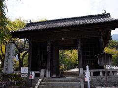 バスは市内をぐるぐると廻り、２５分ほどで光前寺に到着した。そして、仁王門を潜り境内へと入る。その門に安置されている仁王像は、大永8年(1528)に造られたものだそうだ。