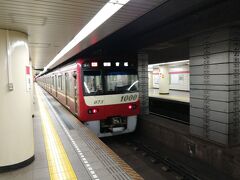 改札内に戻って都営浅草線へ。
前の各駅停車は京急の1000形ステンレス車両でした。