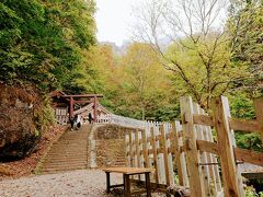 九頭龍神社の前から見た戸隠神社奥社と、背後の戸隠山。