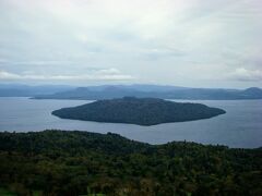 お天気はイマイチ、曇りですが、
日本一大きい「湖の島」、「中島」もくっきり見えます。

この「中島」、上陸禁止なんだそうです。
でも、行くな！と言われると行きたくなる・・　((o(> <)o))ｳｽﾞｳｽﾞ