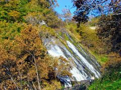 海岸線沿いにある、有名な「オシンコシンの滝」

落差３０ｍあり、「日本の滝１００選」にも選ばれてるそう。