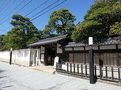 次は、新潟市内の旧家庭園の代表格ともいえる「旧齋藤家別邸」へ。
新潟屈指の豪商だった齋藤家が賓客をもてなすために建てた別荘で、近代和風建築と池泉回遊式庭園が織りなす秀逸な空間に、入場前からワクワク。