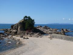 新潟県のほぼ最北端の絶景海岸「笹川流れ」にとうちゃこ。快晴に恵まれて、沖の粟島もくっきりと見えています。