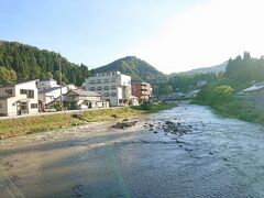 温泉街脇を雄大に流れる銅山川。