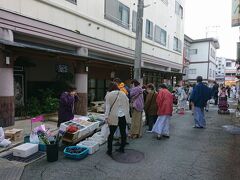 肘折温泉名物の朝市。
地元の農作物や山の幸がたくさん。