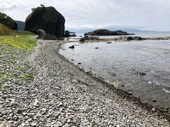 高野崎とは反対側の浜辺の様子です．（袰月海岸の西方面）大きな岩体がありますね．