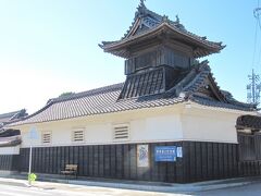 ＜碧南市・浜寺町二丁目＞
西方寺（さいほうじ）真宗大谷派1203年頃創建
写真の太鼓堂は校舎として使われた碧南学校教育発祥の地

徳川家康が幼名「竹千代」を命名され、豊臣秀吉により朝鮮出兵の船が建造された称名寺など、このエリアには宗派問わず10軒のお寺があり、大浜てらまち地区と呼ばれています。