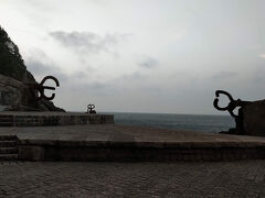 不思議なモニュメント“Haizearen orrazia“(風の櫛)
地元の彫刻家エドゥアルド・チリダの作品です。