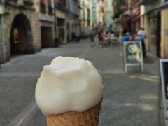 暑いのでアイスを食べて一休み。

スペインへ戻ります。