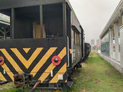 鉄道故事館の横には様々な車両が展示されています。