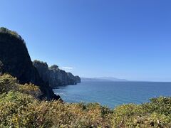 11:35 オタモイ海岸到着。遠くに霞む積丹半島。

波打ち際への道路は通行止め、残念。