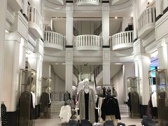 ＜ＺＡＲＡ＞22:00

閉店。
中央のマネキンのコートが買ったものです。
モスクワで役立ちそうで嬉しい♪

一旦部屋に戻り、次はフラメンコ。
遅くなってしまったけれど行ってみます！