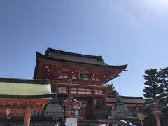 今日もいい天気
朝食後
このまま帰宅するのも寂しいし

伏見稲荷へ向かうことに
全国に3万社ある「お稲荷さん」の総本山
平安遷都より古く
1300年以上の歴史があります