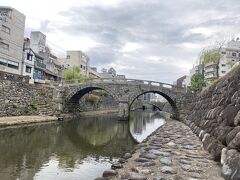 路面電車で移動して眼鏡橋へ。ハートの石もありました。