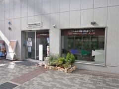 情報の仕入れ先は観光協会が一番で「十和田市観光物産センター」に来ました、

がコロナ禍で閉館中との張り紙でご覧の通りでした…、仕方がありません。