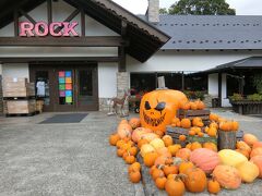 入口近くにあるのがロックカレーやソーセージが有名なお店。

ロックだぜの大きなカボチャがいる。