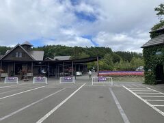 最初の観光地。
「ファーム富田」に到着。