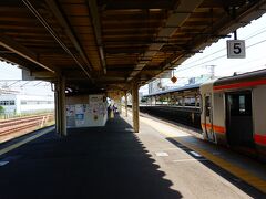 大垣駅で下車します。JR東海のホームの先の方に・・・