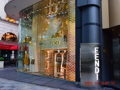 『FENDI』は開店前でも煌びやか。