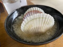 朝ご飯にホタテがそのまま入ったお味噌汁が出ました。貝殻もかわいい。