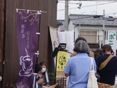 「直火焙煎珈琲まめや忍」
ちょうどロケが行われていました。
花手水のすぐ脇に座っているので困ったなあ。
