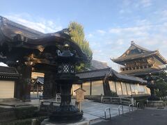 宿から歩いて７，８分のところに東本願寺があります。
前を通たことはあっても、中に入ったことがなかったので、立ち寄りしてみます。