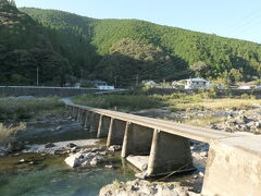 四万十川の沈下橋といえば、かなり下流にある川幅の広いところに架かるものが有名でそのイメージが強いのではないかと思うが、このあたりは川幅がそれほど広くないので、沈下橋も短めである。