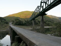 第一三島沈下橋から見上げたJRの鉄橋。

日没前で完全に山の陰になってしまったのが残念だ。
