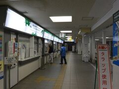 四国旅3日目はカーフェリーで小豆島にいくことにしていました。
高松港から小豆島に渡る航路がいくつかあるなかで
わが家のスケジュールとタイミングのよさそうな
土庄港行きのカーフェリーに乗ることにしました。


