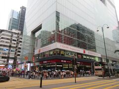 ホテル前の「ネイザンロード」と「アイスクエア（國際廣場）」
この地下には地下鉄MTRの尖沙咀駅もあるので、交通の便、買い物や食事や両替にもとても便利です。

17:00　今日の仲間8人が揃ったところで、「ネイザンロード」、「尖沙咀」、「シーサイドプロムナード」、「スターフェリー ピア」などを散策。

まず地下駅に行って、4日間使うための『オクトパスカード』を購入。$150ですが、「elder長者(65歳以上)」は$70。デポジットの$50は帰国する前に空港で手数料を引いて返却してくれました。
日本のsuicaと同様に、電車、バス、コンビニ、スターフェリーにも使えて便利。これは現地の仲間に教わって使いましたが、本当に便利です。