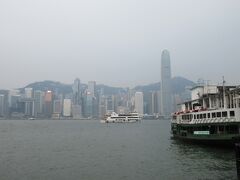 「スターフェリー」と対岸の「香港島（ビクトリアピークがある）」
九龍半島南端の尖沙咀の埠頭と、対岸の香港島を結ぶフェリーボートです。なんと1888年の運行開始。
料金は非常に安く、HK$2(30円位)前後。
最終日に乗りました！
