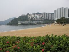 9:55～10:30 「レパルス ベイ (淺水湾)」
香港島の南端にあるリゾート地で、映画『慕情』の舞台にもなった、高級住宅街。
三日月形のビーチは、香港では他にこういう砂浜がないようで、一番美しいビーチ。向こうの山の上にジャッキー・チェンの家もある。