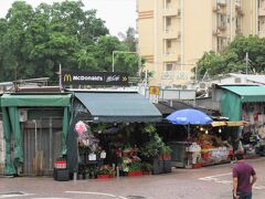 10:40～11:20 「スタンレーマーケット」
スタンレー（赤柱）は、外国人が多い高級住宅街。
でも「スタンレーマーケット（赤柱市場）」は、観光客目当てのお店がほとんどです。マーケットといっても市場ではありません。
