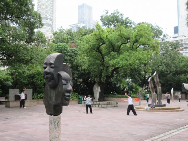 彫刻やモニュメントもあちこちにあります。