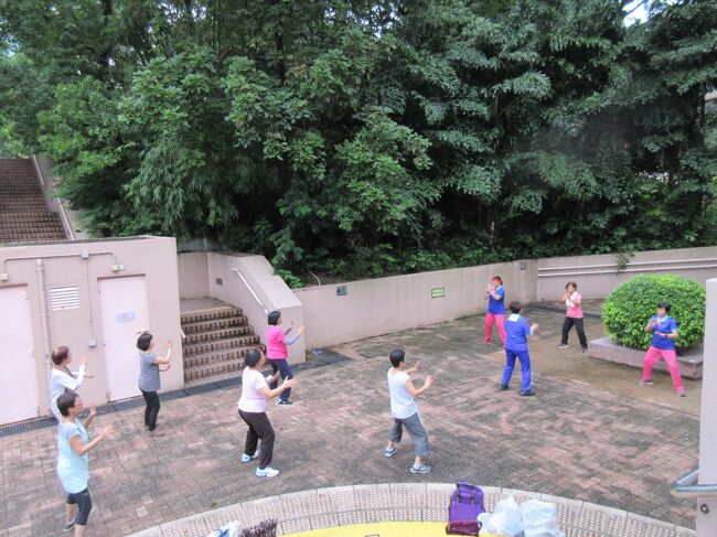 太極拳かと思ったら、ラジカセの音楽に合わせてエクササイズをしていました。<br /><br />一日観光のバスが、８時にピックアップしてくれるので、早めにホテルに戻らなくちゃ。<br />